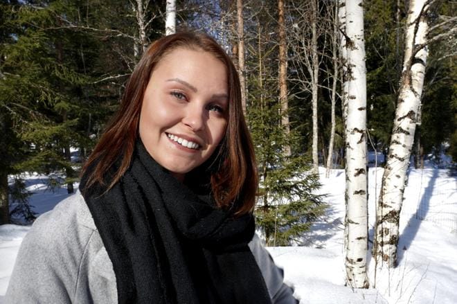 Kotiin paluu harmitti aluksi, vaikka Jane Hölsö ymmärsi, että hänellä on asiat Seinäjoella todella hyvin. Hölsö on hoitanut auringon ja lämmön kaipuutaan solariumilla. KUVA: JOUKO HÄNNINEN