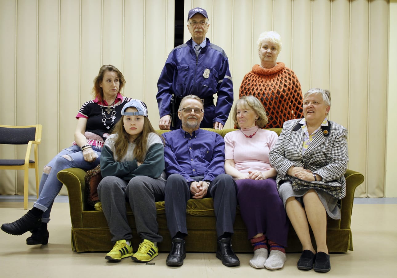Jokijärven kyläseuran näytelmäryhmä Terttu Alapirtti, Hanna Oikarinen, Ahti Nevanperä, Raija Kelly ja Salme Koskelo, takana Elsa Ruokangas ja Martti Pesämaa ja tulevan näytelmän keskiössä oleva sohva.