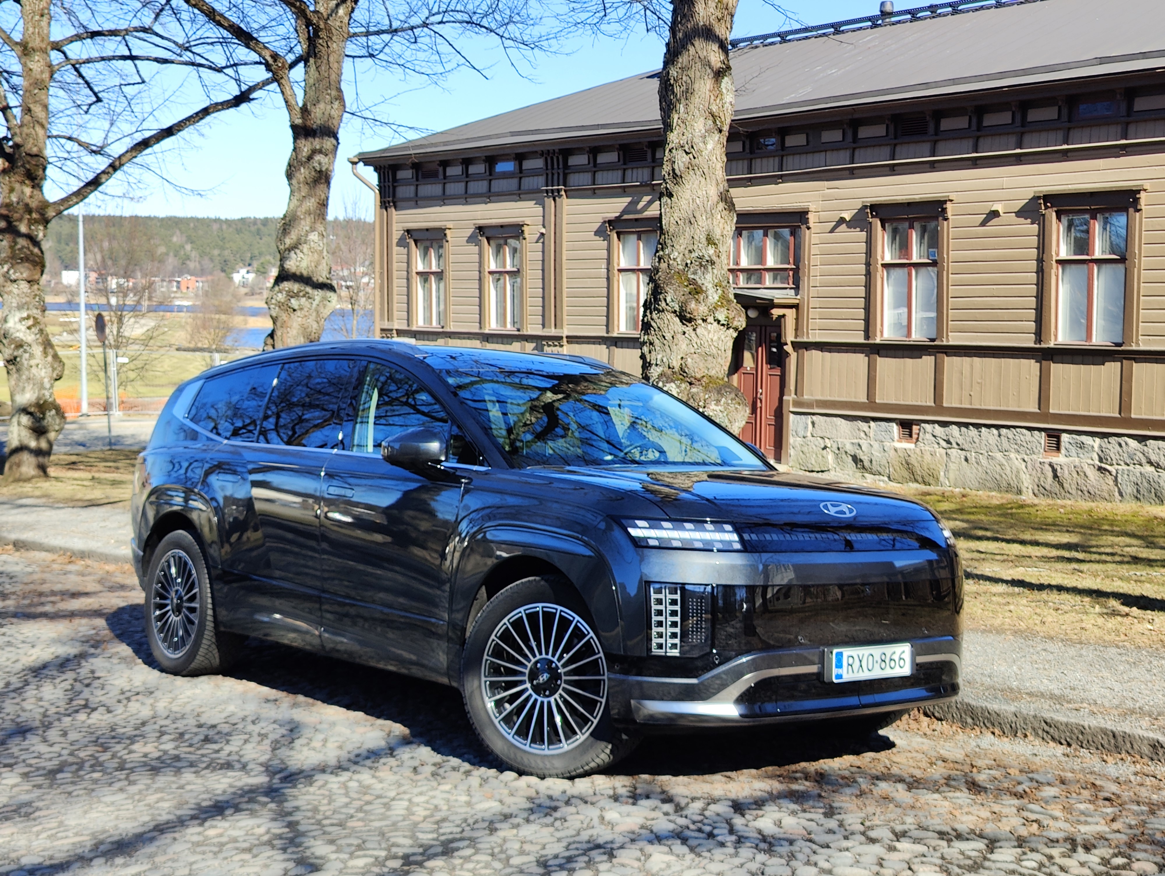 Kuusi paikkaa VIP-luokassa – Hyundain suurin sähköauto tarjoaa hulppeat tilat ja amerikkalaismallisen mukavuustason