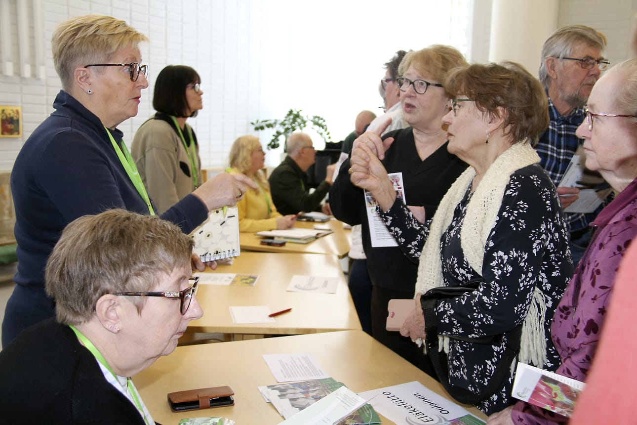 Eläkeliiton Oulaisten yhdistyksen toiminta on monipuolista. Eri vastuualueille on omat vetäjät, jotka neuvovat ja kertovat ajankohtaisista asioista. Kuva avoimien ovien päivästä, jossa Terttu Lehtikangas opastaa jäsenrekisteriasioiden päivittämiseen liittyvissä asioissa.
