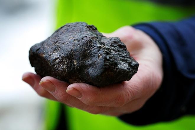 Tämä meteoriitti on aikoinaan löydetty Afrikasta. Tyypillisessä meteoriitissa on Mustasaaren Söderfjärdenin Meteoriihestä vastaavan Matts Andersénin mukaan ruskea kuori, joka on syntynyt korkean lämpötilan takia. Kuva: Timo Annanpalo