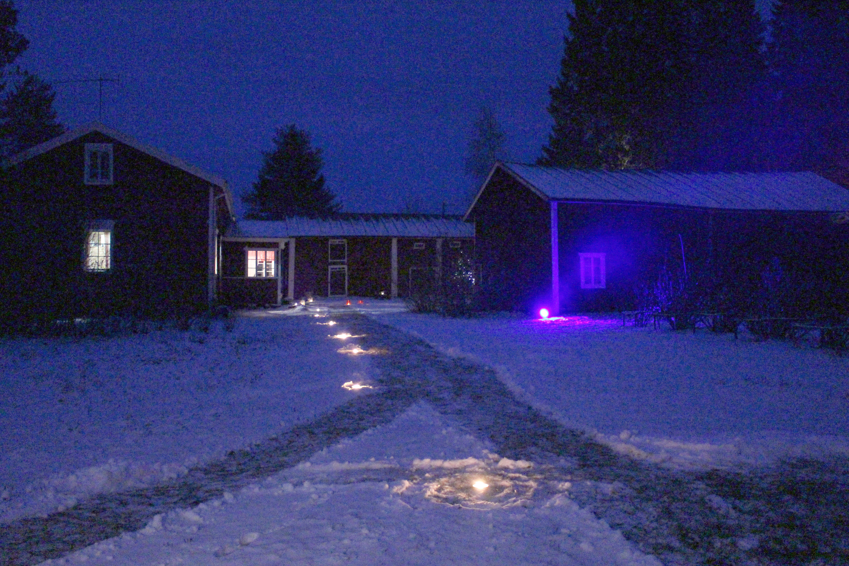Tunnelmallisessa Alijarvan pihapiirissä piipahti illan aikana toistasataa kävijää.