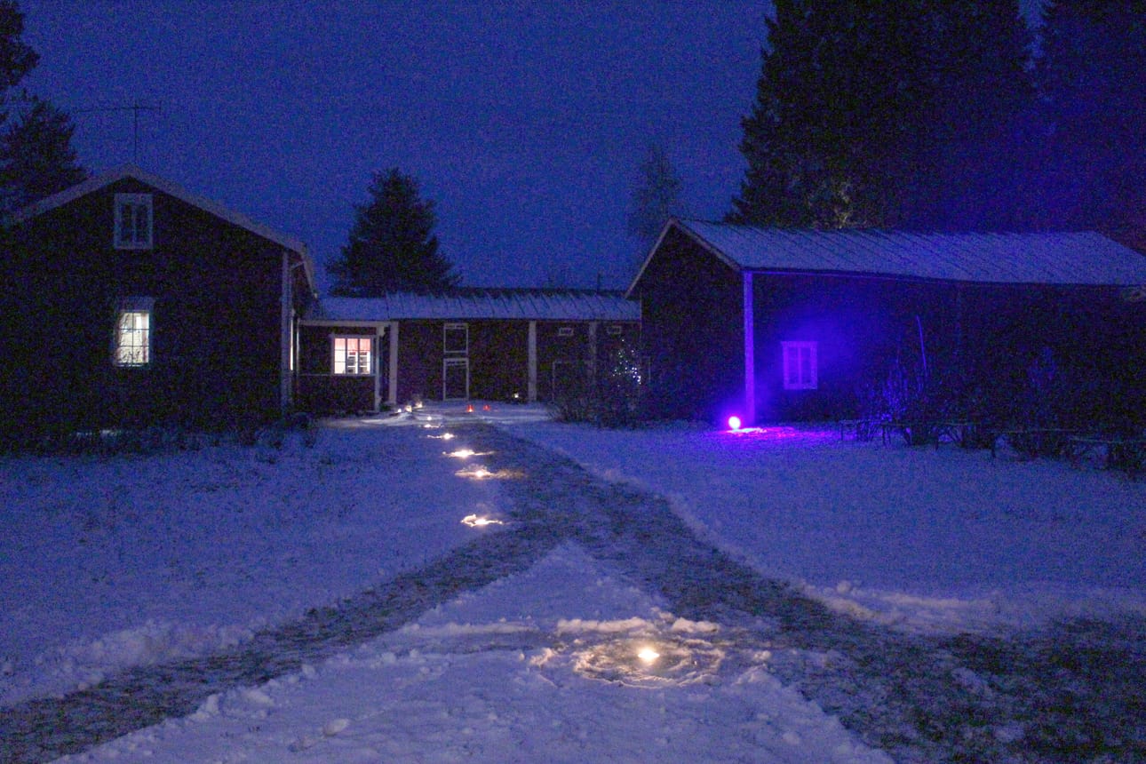 Tunnelmallisessa Alijarvan pihapiirissä piipahti illan aikana toistasataa kävijää.