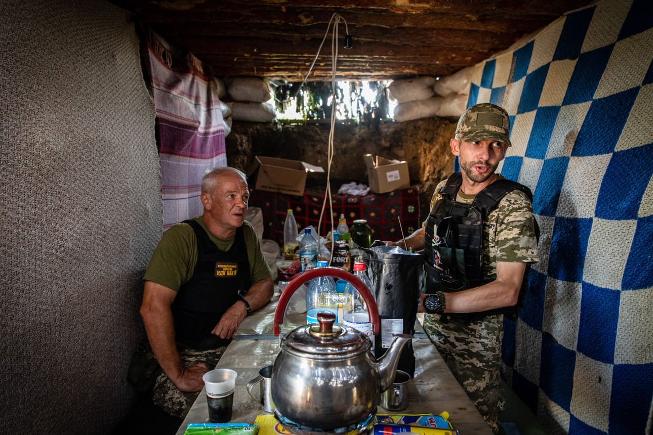 Iskut Krimille ja Venäjän sotakaluston liikutteluun tarvitsemille silloille ovat tuoneet ukrainalaisten arvioihin sodasta varovaista optimismia. Etelärintaman lähettyvillä, juoksuhaudassa tuntemattomassa sijainnissa Mykolajivin alueella, ukrainalaissotilaat Sergij ja Michael pitivät kahvitaukoa. Ukrainan viranomaisten mukaan venäläisjoukkoja on kyetty osittain työntämään taaksepäin viereisellä Hersonin alueella.