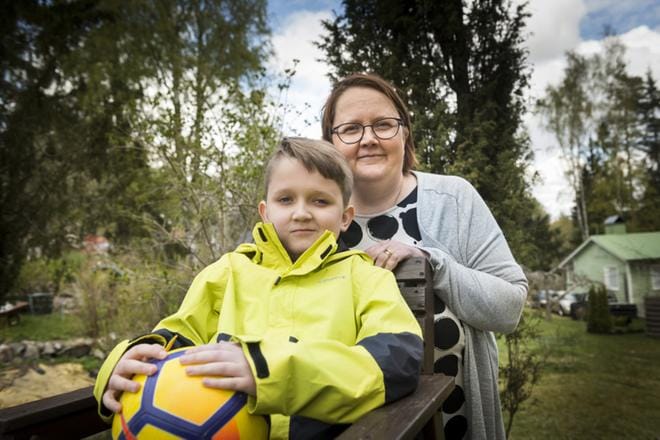 Eetu Svärd ja Taru Mäkitalo-Svärd asuvat Kaarinassa Turun lähellä. Perhe on aina puhunut avoimesti mutismista, koska muuten moni ei tajua, mistä on kyse. KUVA: Marttiina Sairanen