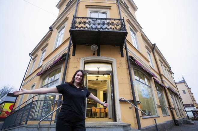 Jessica Piispanen viettää perjantaina uuden leipomokahvilansa avajaisia entisen Kirkkoapteekin tiloissa Vaasassa. KUVA: JARNO PELLINEN
