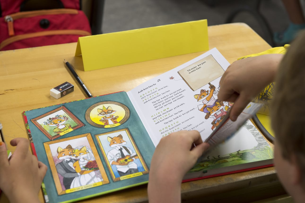 Lasten oikeus koulunkäyntiin on turvattava myös silloin, kun perhe on joutunut pakenemaan sotaa toiseen maahan.