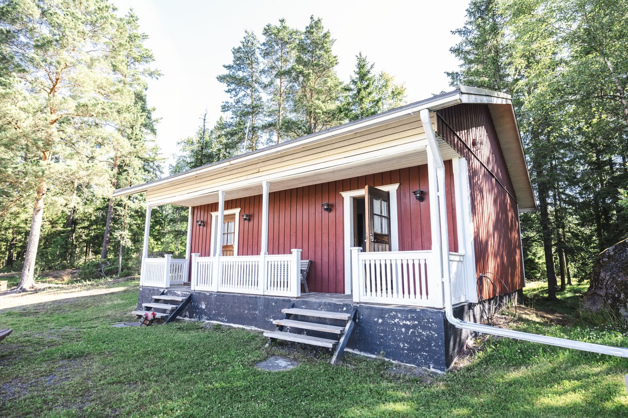 Saunarakennus on moderni ja sisältää myös erillisen viileän oleskelutilan.