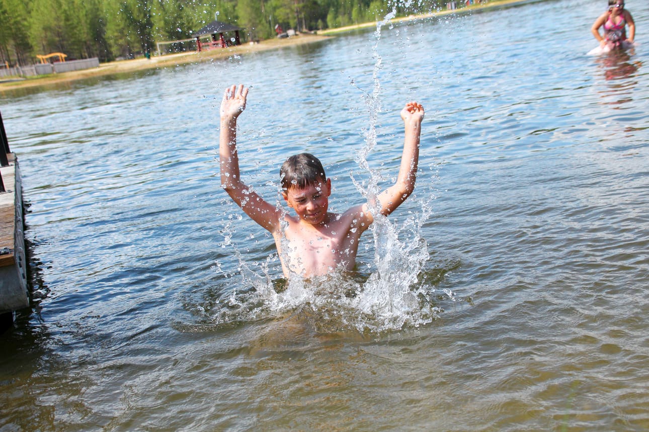 Heinäkuun helteet kiusaavat yksiä ja hellivät toisia. Kuumuus ei haittaa Hietamaalle uimaan päässyttä 9-vuotiasta Veetiä.