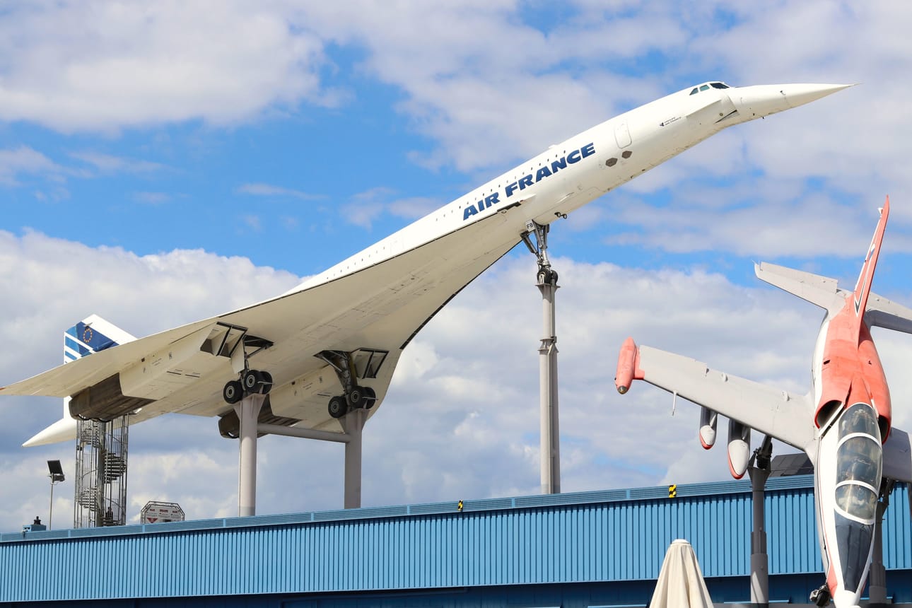 Rakentamisjärjestyksessä seitsemäs Concorde kohoaa komeasti Sinsheimin museoalueen ylle. Kävijät pääsevät sisään museon molempiin yliäänikoneisiin, mutta kierreportaat ovat pitkät ja nousukulma jyrkkä. Kuva: Kari Pitkänen
