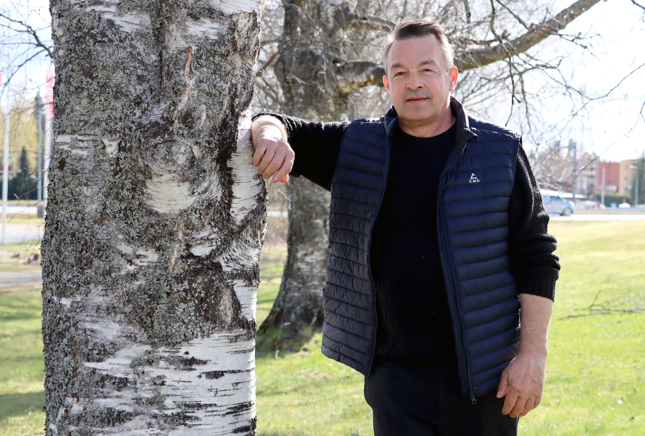 Jari Roth piipahti Viiskunnan toimituksessa tangolaulukilpailun semifinaalin alla toukokuussa.