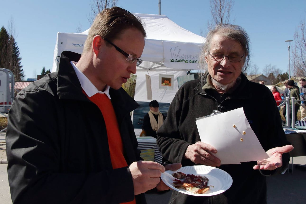 Ari Nurkkalaa jututettiin tiiviisti markkinoilla. Vuoden vihantilaiseksi valittu Lauri Utunen keskuteli Nurkkalan kanssa muun muassa Raahen kouluasioista.