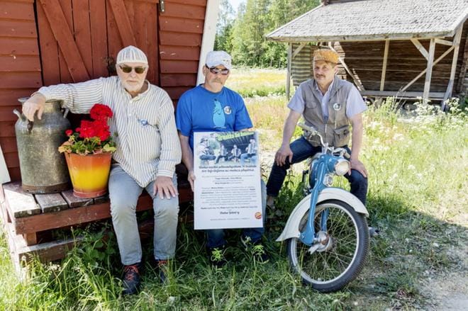 Wanhan ystävät Jussi Paarvala (vas.), Kauko Ukonmäki ja taiteilija Reijo Kivijärvi ovat kolmen kopla, joka järjestää Sirmakka Soi Soinissa -tapahtuman. KUVA: AARRE LÖYTÖMÄKI