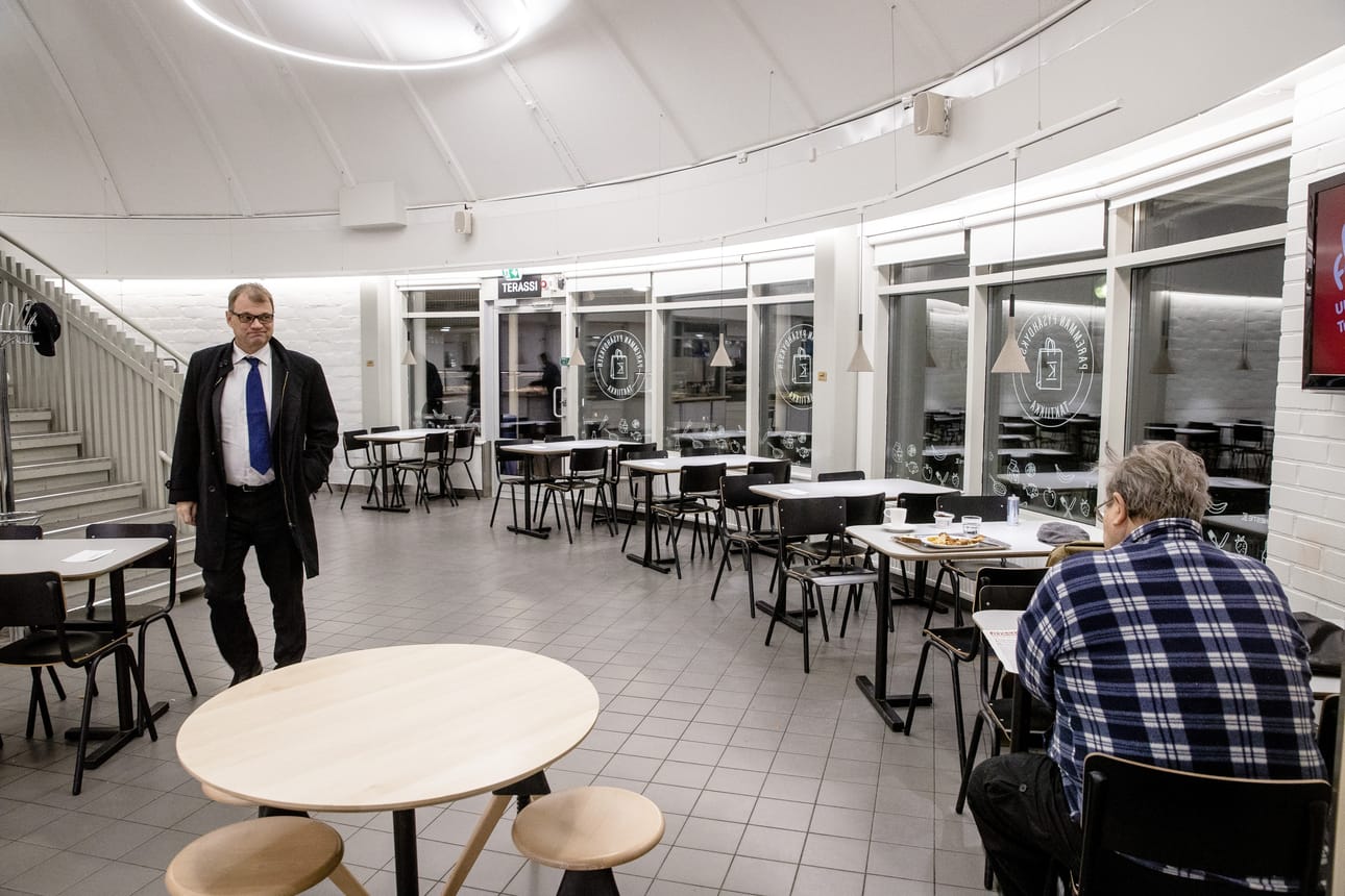 Katsos, pääministerihän se siinä! Suomalaiseen tapaan kukaan ei tule spontaanisti piirittämään tunnettua ihmistä. Osa kyllä tuijottaa. KUVA: Joel Maisalmi