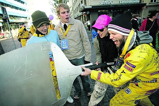 Opintotukea tulisi höyläyksen sijasta korottaa nykyisestä tasosta, vaativat kuopiolaiset insinööriopiskelijat Antti Löfbacka (oik.), Anni Thil, Jari Savela ja Janne Pakarinen.