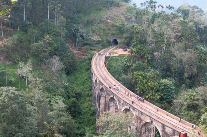 Vuonna 1921 rakennettu silta Nine Arch Bridge Ellan lähellä on yksi Sri Lankan valokuvatuimpia paikkoja. Kuvat: Juho Peltoniemi