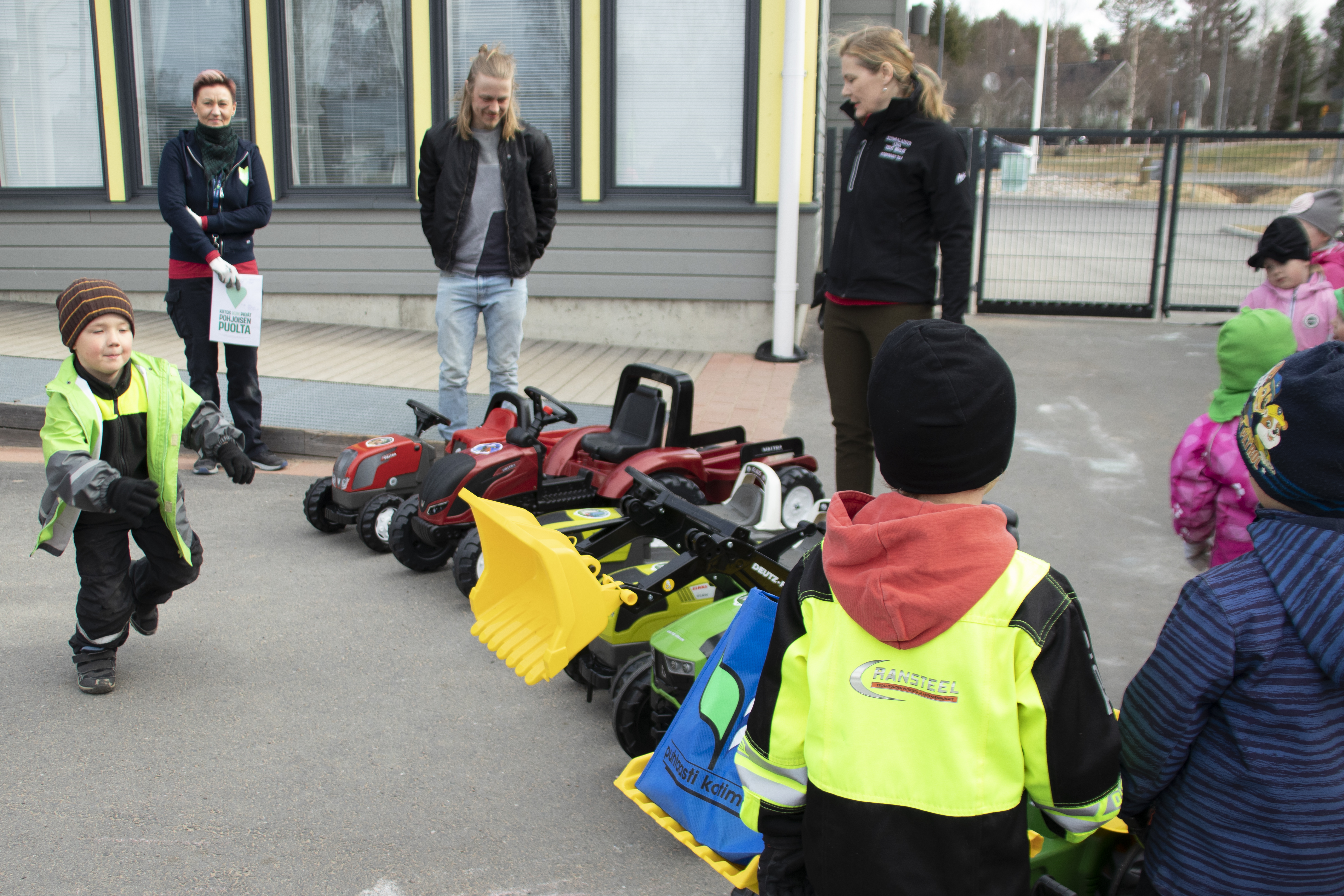 Juho Autiolla piti kiirettä, kun hän juoksi jonon jatkoksi odottamaan omaa ajovuoroaan. Lahjoittajia paikalla olivat edustamassa Sale Rantsilasta Hanna-Riitta Nurmi sekä MTK-Rantsilan johtokunnasta Tuukka Kivioja ja Liisa Ojantakanen.