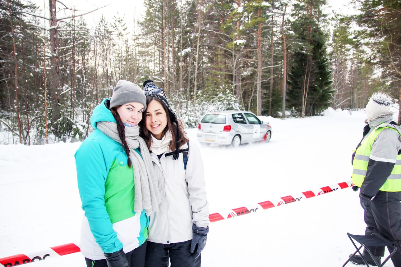 Talvinen autourheilu kiinnosti liminkalaista Laura Jaakolaa ja espanjalaista lukiovaihtari Lucia Navarroa.