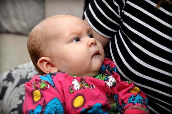 Seitsemän viikon ikäinen tyttövauva saa nimen tänään, kun perheessä vietetään nimiäisiä. KUVA: JOUKO HÄNNINEN