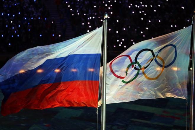 Venäjän lippu ja olympialippu liehuivat vierekkäin Sotshin talvikisoissa 2014. KUVA: Kay Nietfeld / EPA
