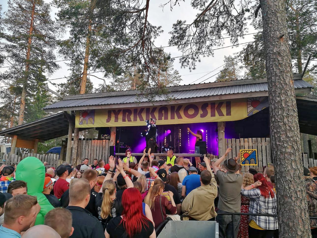 Pasi ja Anssi nousivat Jyrkkäkosken huvikeskuksen ulkolavalle Jyrkkäfestarilla.