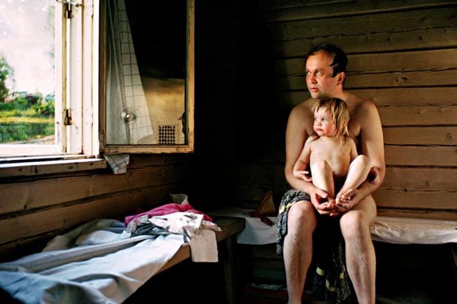Suomalaisten parhaita mökkitarinoita on koottu koviin kansiin. KUVA: KIRJAN KUVITUSTA