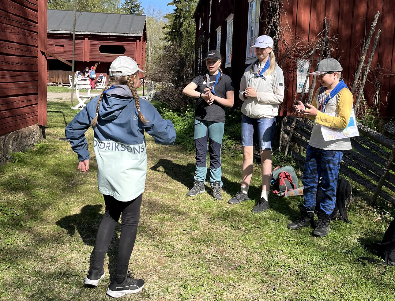 Yhdessä tehtävässä partiolaisten oli arvattava lappiaiheisia sanoja. Pantomiimia esittää Iiris Keltto. Elsa Tolonen tarkkailee ajan kulumista. Sanaa arvuuttelevat myös Anitra Koski ja Vili Pyylampi.