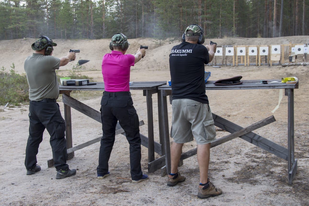 Vihannin reserviläiset harjoittelevat ammuntaa Linnastenkankaan ampumaradalla. Ampumataito on reservin kenttäkelpoisuuden kannalta keskeinen tekijä.