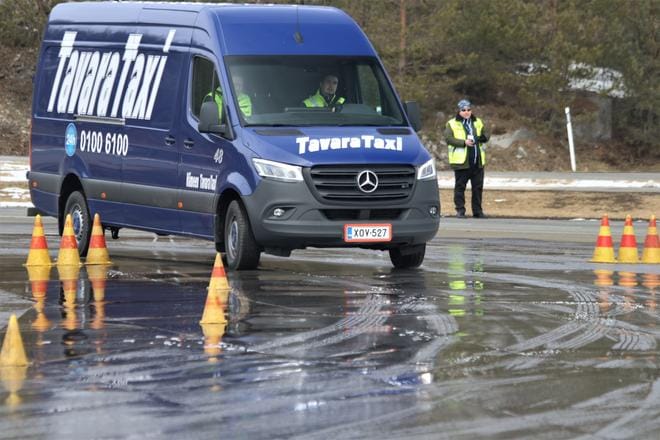 Liikenneturvallisuusinsinööri Jaakko Klangin mielestä jokaisen nuoren pitäisi harjoitella ajamista radalla vähintään yhden päivän ajan.