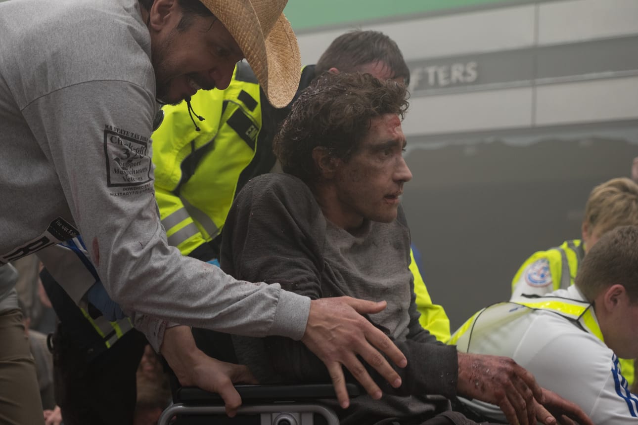 Tosipohjaisessa elokuvassa Bostonin pommi-iskun uhrista (Jake Gyllenhaal) aletaan leipoa sankaria. Kuva: Neosng Guest