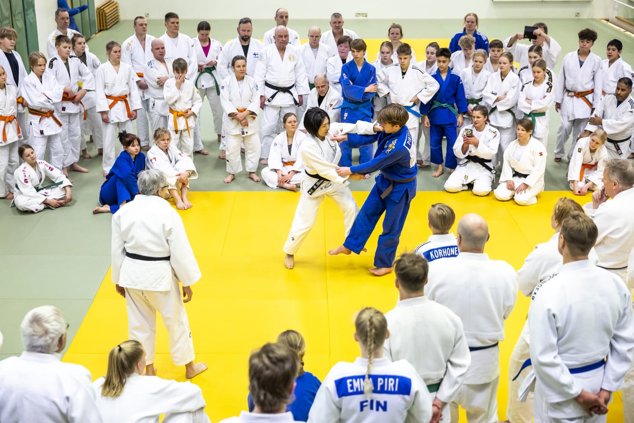 Oulun Judokerhon leiriläiset seurasivat silmä tarkkana, kun Misato Nakamura näytti osaamistaan.