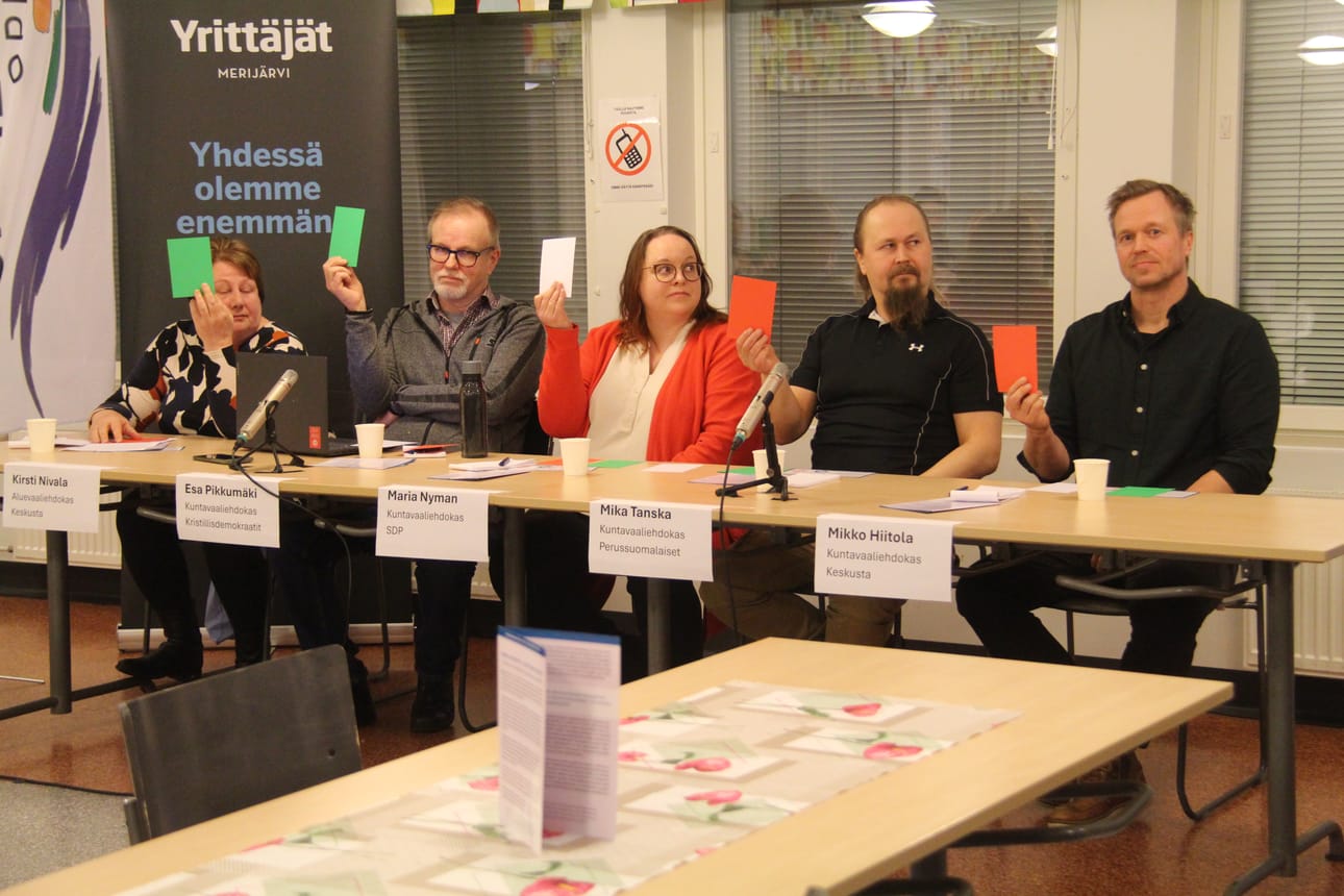 Esa Pikkumäki (toinen vasemmalta) nosti Kristillisdemokraattisen puolueen osaksi Merijärven päätöksentekoa. Mikko Hiitola (ensimmäinen oikealla) sai Merijärvellä eniten ääniä. Kuva vaalipaneelista.