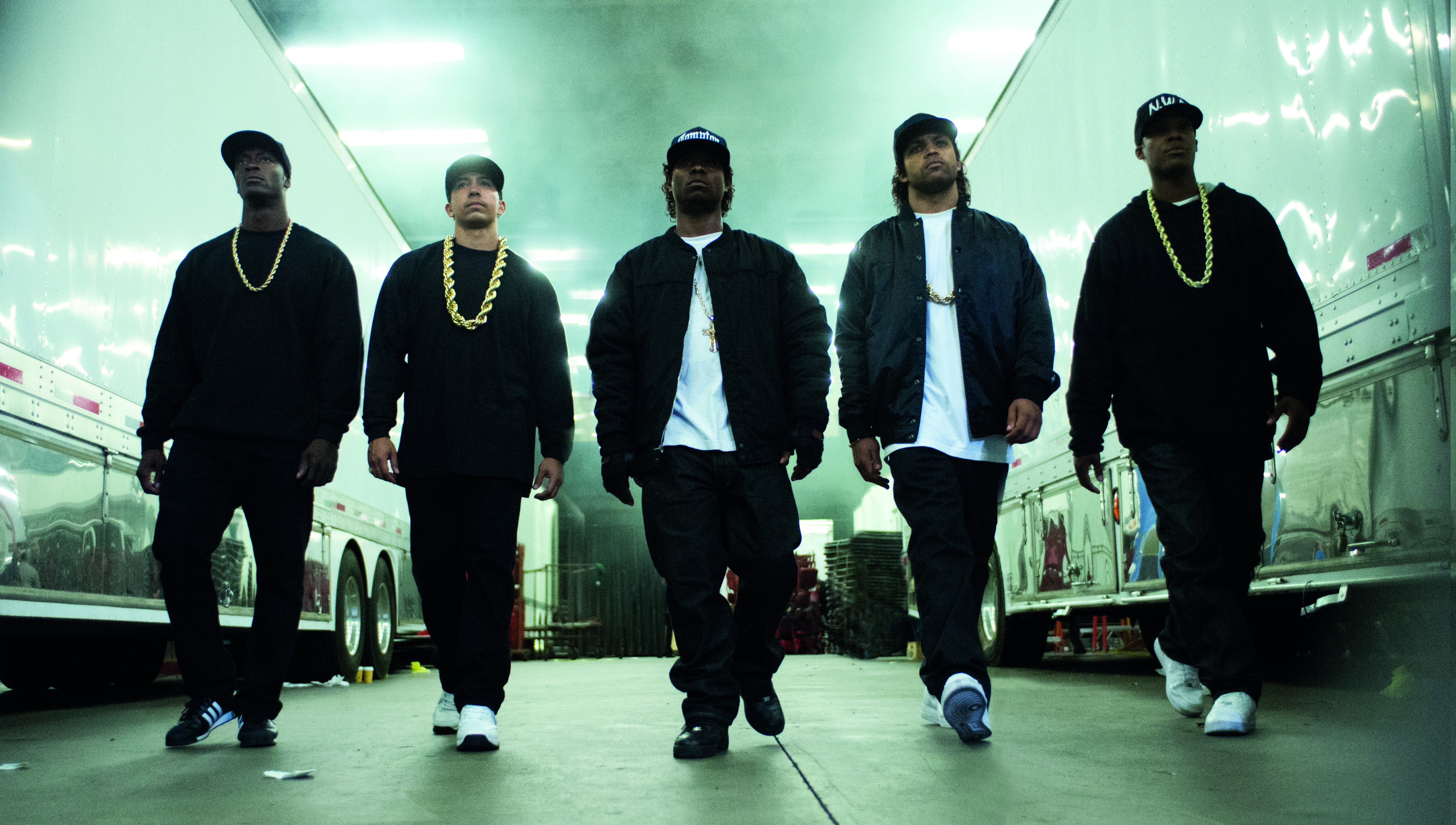 N.W.A:n viisikkoa näyttelevät Aldis Hodge, Neil Brown, Jason Mitchell, O'Shea Jackson Jr. ja Corey Hawkins.