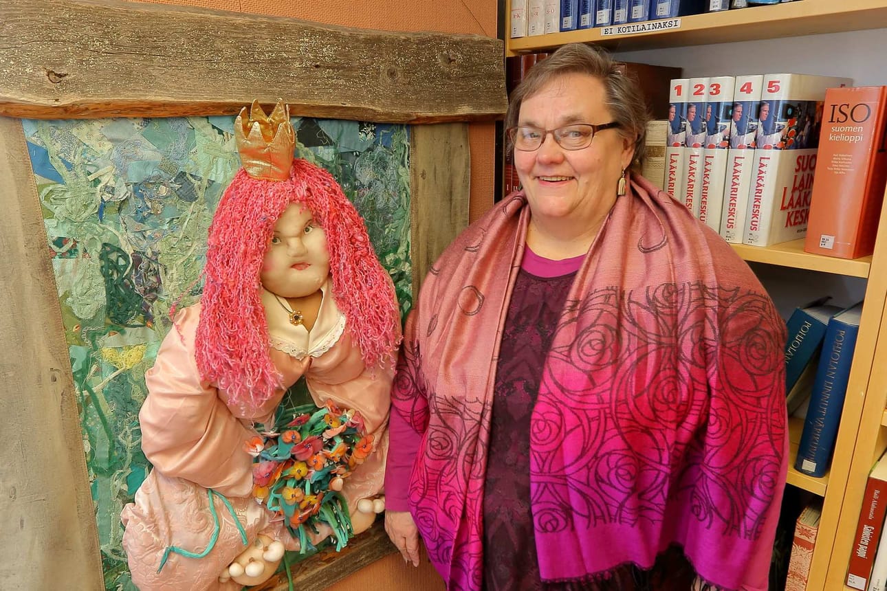 -Ensi keskiviikkona kalenteri on tyhjä, taidan silloin kääntää vain kylkeä. Torstaille ja perjantaille on jo menoa, hykertelee Auli kirjaston prinsessan kanssa.