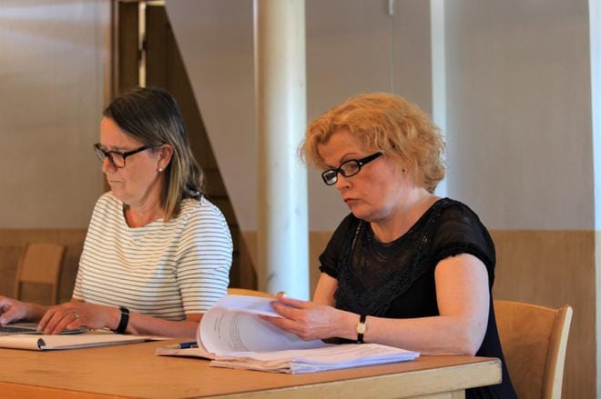 Kaskisten kaupunginjohtaja Minna Nikanderin (oik.) luottamuspulaa koskevan aloitteen käsittely siirtyy syksyyn. Nikanderin vieressä viime valtuustossa hallintojohtaja Margit Kaseva, joka jääväsi itsensä asian käsittelyssä kaupunginhallituksessa maanantaina. KUVA: LOTTA KALLIO
