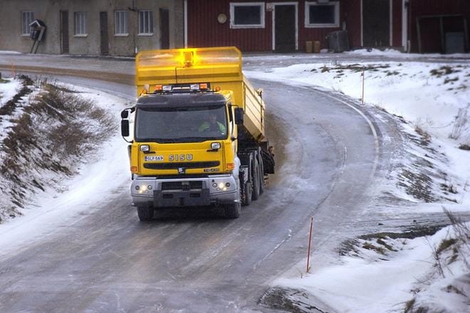 Kun liukkaus iskee yllättäen, on tarve hiekoittaa nopeasti. Äkkitilanteiden hoitoon toivotaan lisärahoitusta. KUVA: ARKISTO/HARRI TOIVOLA