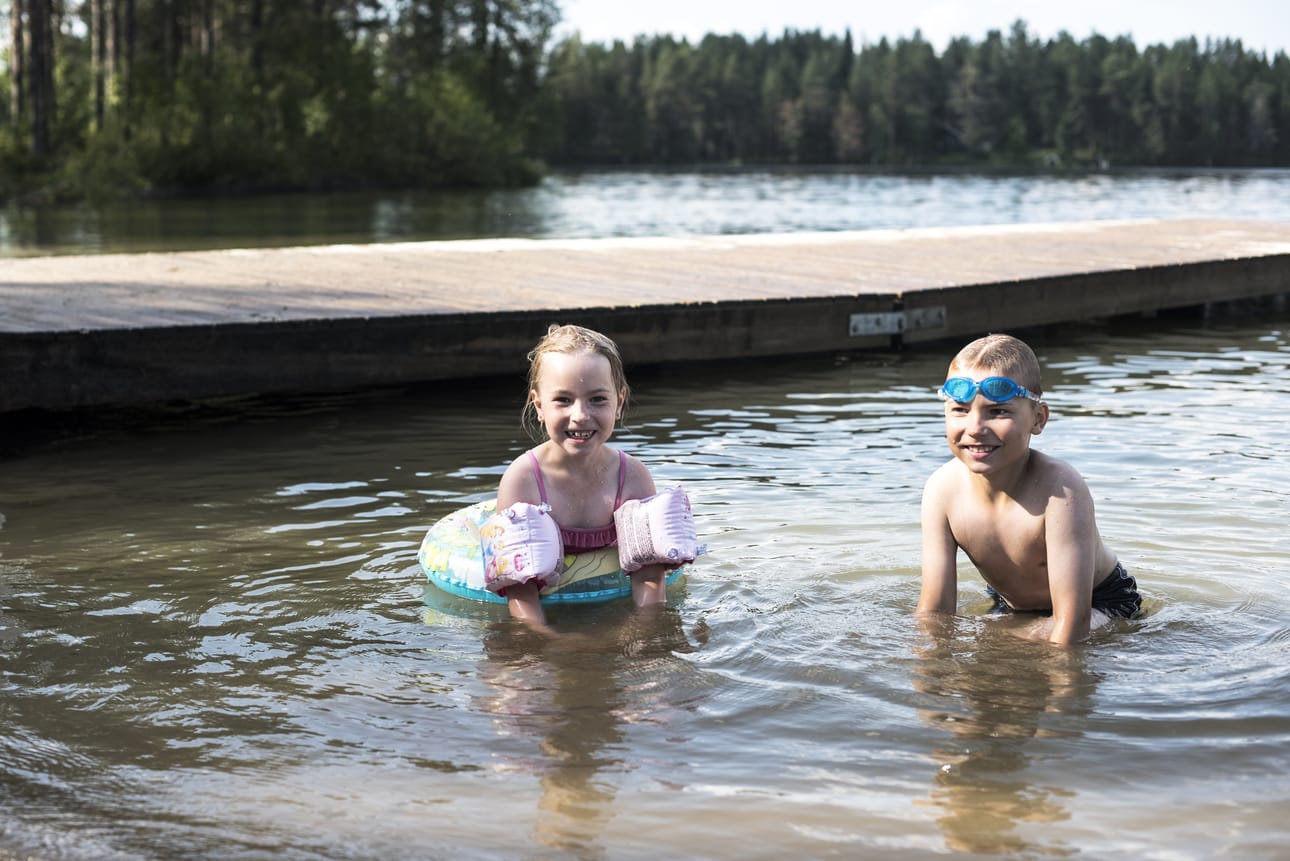 Aada Karjalainen ja Joona Karjalainen kehuvat Helilampea kivaksi uimapaikaksi.