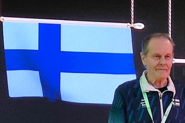 Mauri Prosi sai Italiassa kuunnella Maamme-laulua.