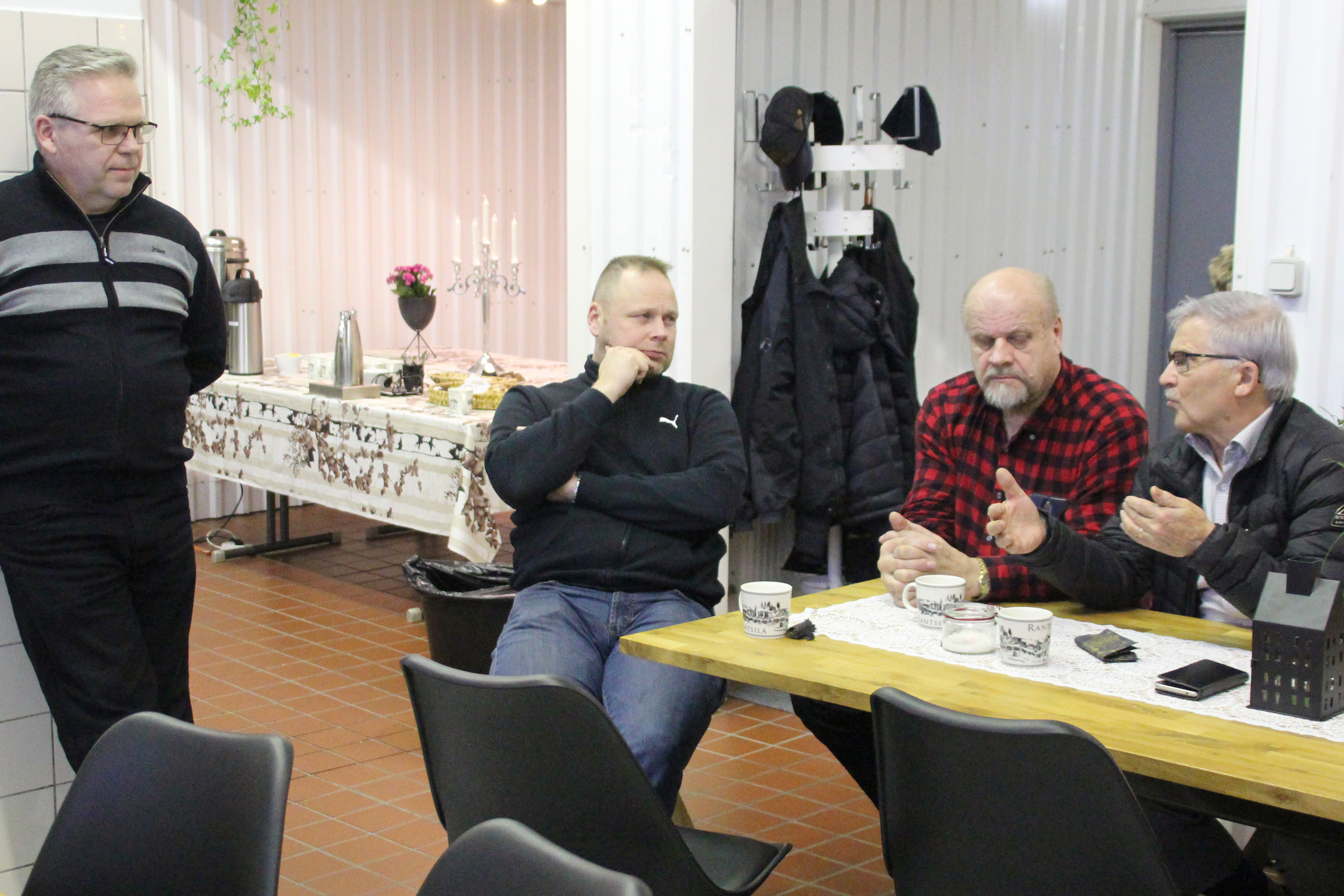 Luken Tapio Visuri kuunteli, mitä mieltä Ilmari Ojakoski (oik) on suden ulosteiden keruuseen lähdöstä. Pöydässä kuulolla myös Risto Paakkonen ja Sulo Heikkinen.