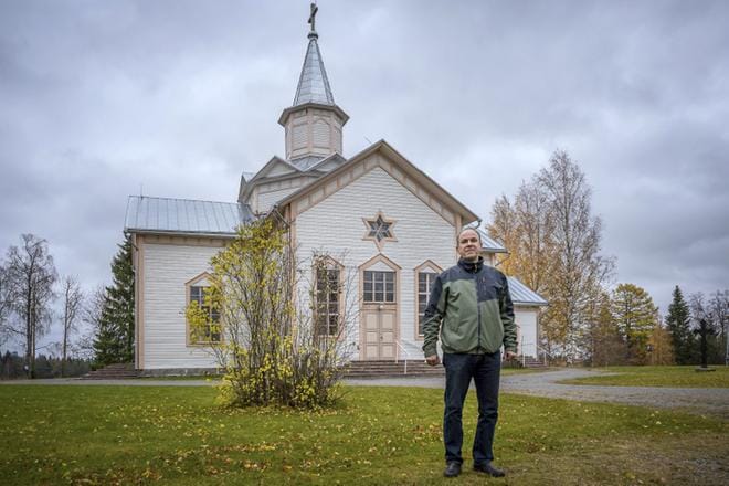 Soinin seurakuntamestari Juha Akonniemi pitää monipuolisesta työstään seurakunnan hyvässä ja tiiviissä työyhteisössä. KUVA: AARRE LÖYTÖMÄKI