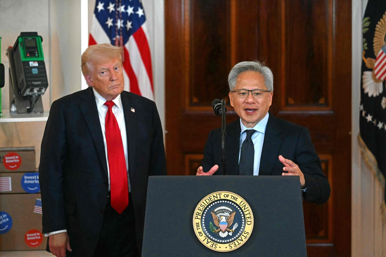 Donald Trump ja Jensen Huang Valkoisessa talossa 30. toukokuuta.