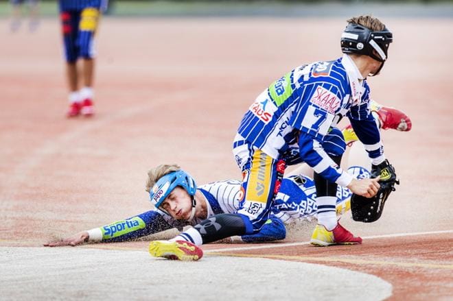 Lännen ja Alajärven Ankkureiden Tuukka Etula syöksyi onnistuneesti pesälle. KUVA: KRISTA LUOMA