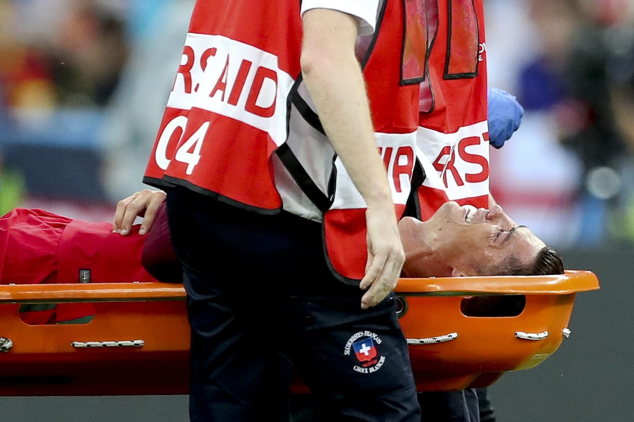 Cristiano Ronaldo loukkaantui ja joutui pois EM-finaalista.