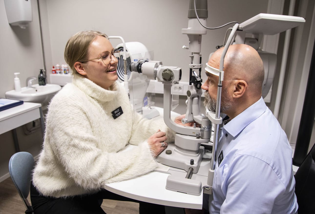 Optometristiksi syksyllä valmistunut Hilda Rautio on viihtynyt hyvin Brilletissä: ”Meillä on äärimmäisen ammattitaitoinen porukka, jonka kanssa on mukava tehdä töitä.”