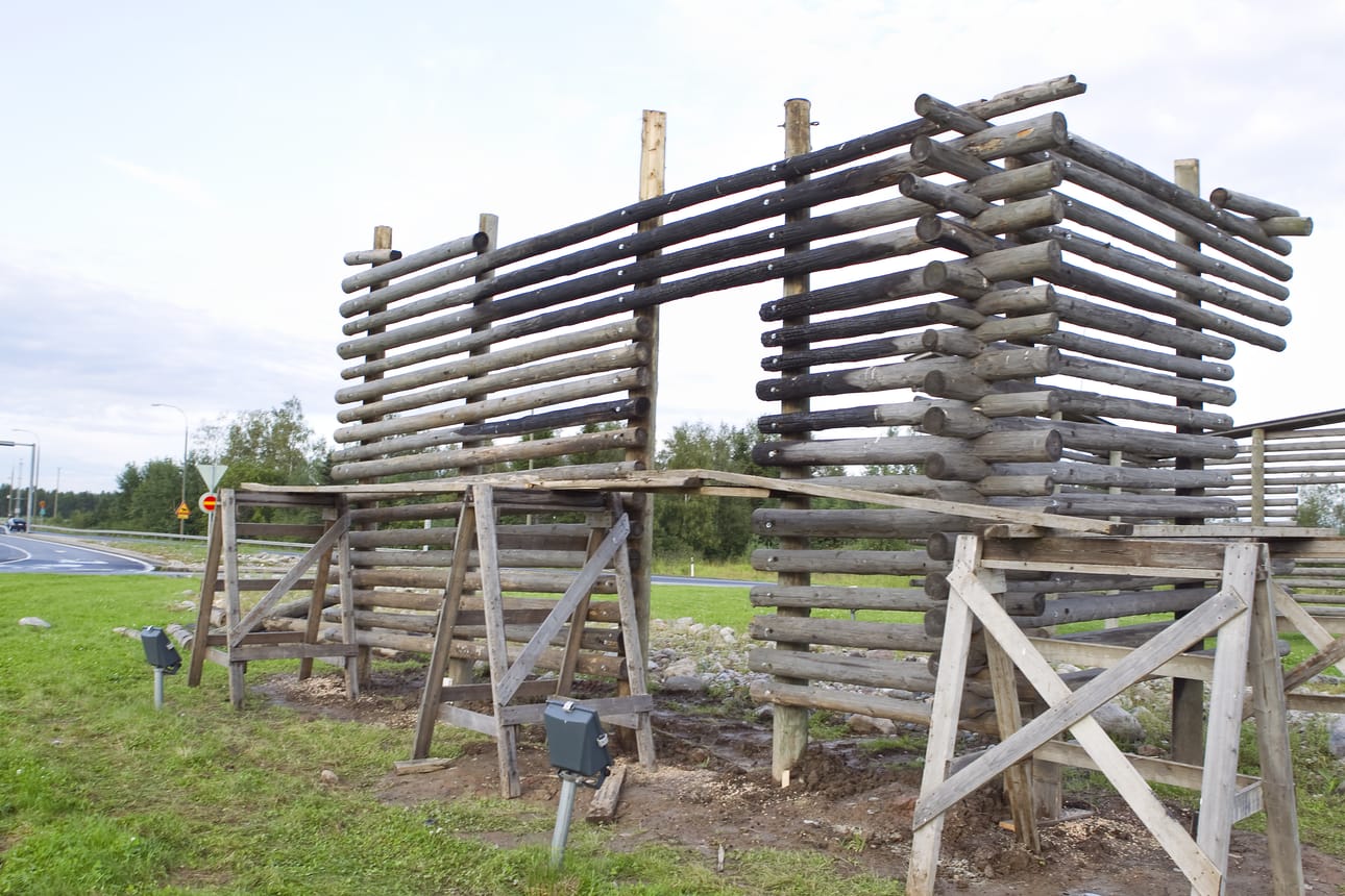 Haaransillan liikenneympyrässä oleva latoteos on kokenut kovia.