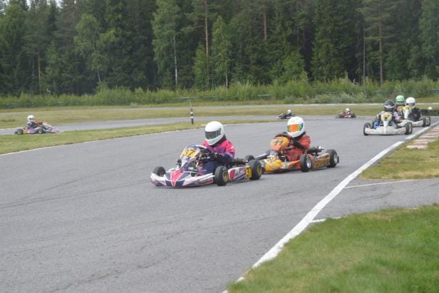 VUAn Petteri Lehtola (37) piti lähes loppuun asti takanaan voittotaistelussa AAU:n Kimi Tanin (11). Kolmantena kaasutteli Pasi Lehtola (27). KUVA: KALEVI VIITA