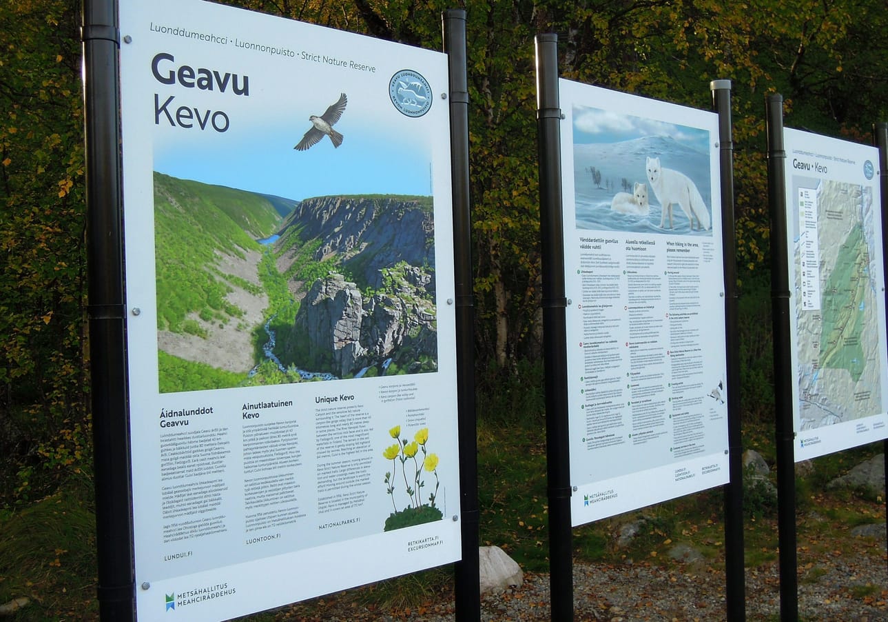 Kevon luonnonpuiston opastetaulut Utsjoella. Metsähallituksen Luontopalvelut ylläpitää muun muassa Kevon retkeilyreittejä.