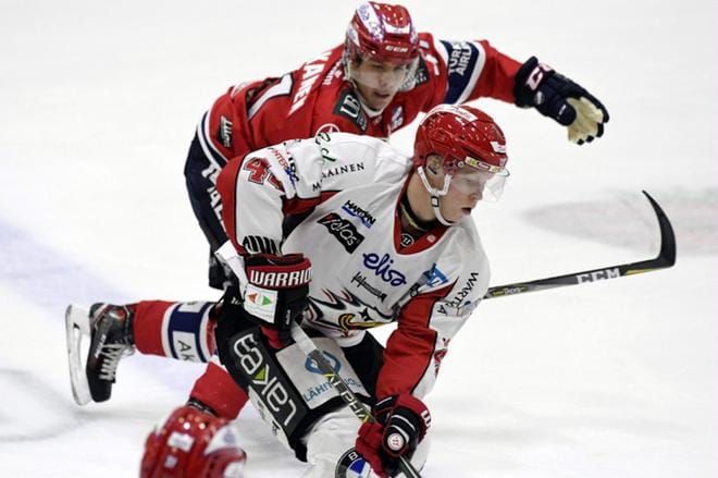 HIFK:n Miro Heiskanen ahdisteli Sportin Aleksi Ainalia. KUVA: LEHTIKUVA / MARKKU ULANDER