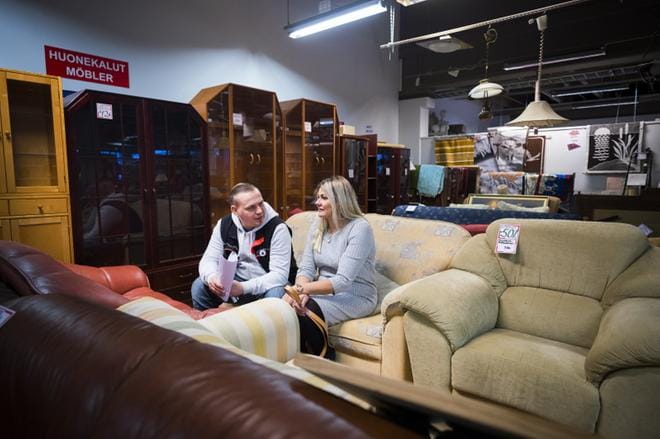 SPR-Kirppis Vaasan työnopastaja Juha Latvala ja vastaava työnopastaja Maarit Rintamäki ovat mielissään. Pian kirpputori saa noin 300 neliötä kipeästi kaivattua lisätilaa. KUVAT: JARNO PELLINEN