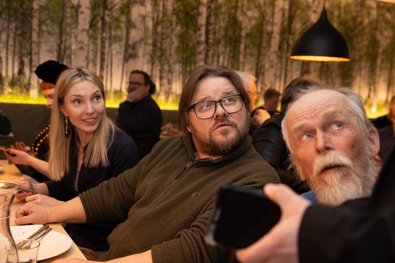 Vihreiden Pekka Virtanen (oik.), Mika Flöjt ja Marjo Koramo) kuntavaalien vaalivalvojaisissa 13.4.2025.